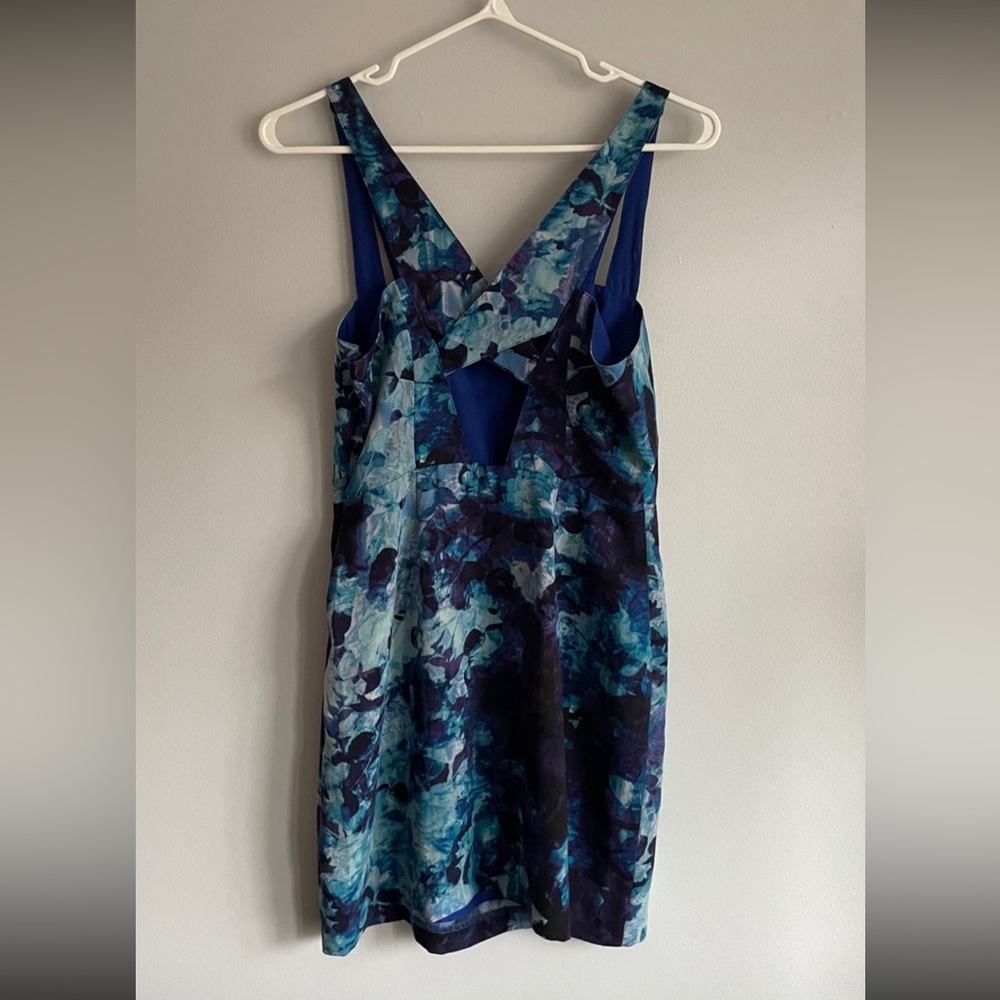 LAST CHANCE Urban Outfitters abstract print cut-out dress size 0 - Picture 3 of 9
